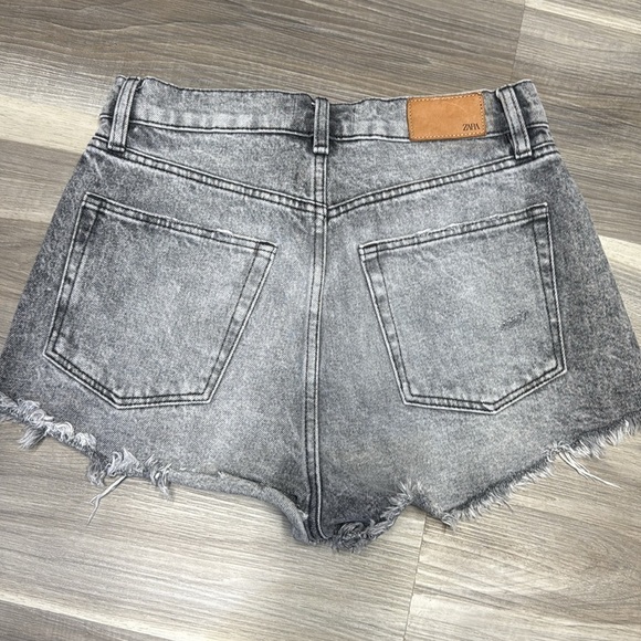 Zara Gray Frayed Jean Shorts size 4 - Picture 8 of 8
